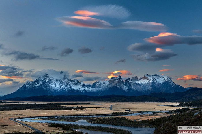 Những đám mây rực rỡ có hình thù của UFO tại Công viên Quốc gia Paine ở Chile